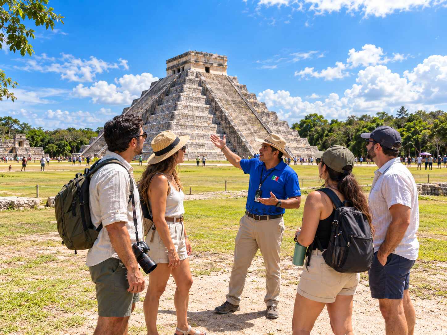 Grupo pequeño recorriendo una zona arqueológica maya en un tour privado desde Cancún
